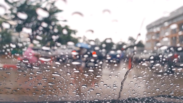 雨中的汽车视频素材