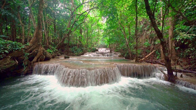 Huay Mae Khamin瀑布和树木。北碧府自然区自然景观。它是位于泰国的旅游度假旅游背景，旅游景点。视频素材