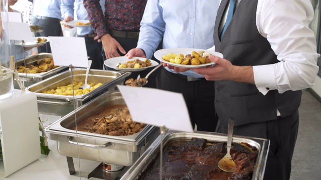 豪华餐厅室内多人组团餐饮自助食品视频素材