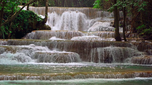 Huay Mae Khamin瀑布和树木。北碧府自然区自然景观。它是位于泰国的旅游度假旅游背景，旅游景点。视频素材