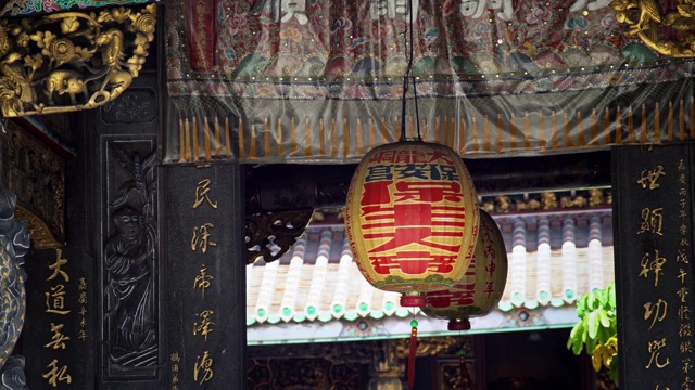 台北大隆洞宝安寺门上的4K灯笼装饰视频素材