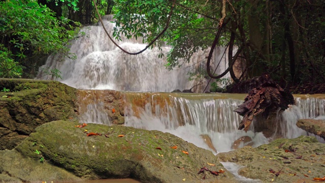 Huay Mae Khamin瀑布和树木。北碧府自然区自然景观。它是位于泰国的旅游度假旅游背景，旅游景点。视频素材