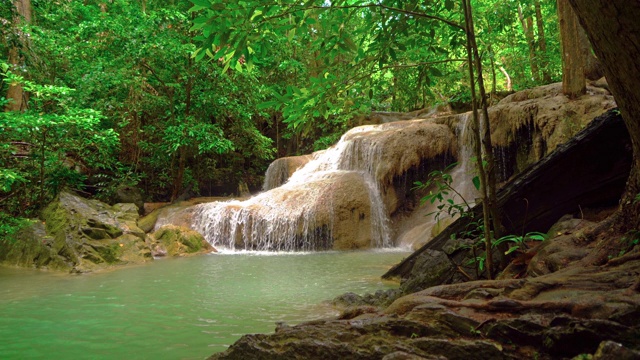 Erawan瀑布。北碧府自然区自然景观。它是位于泰国的旅游度假旅游背景，旅游景点。视频素材