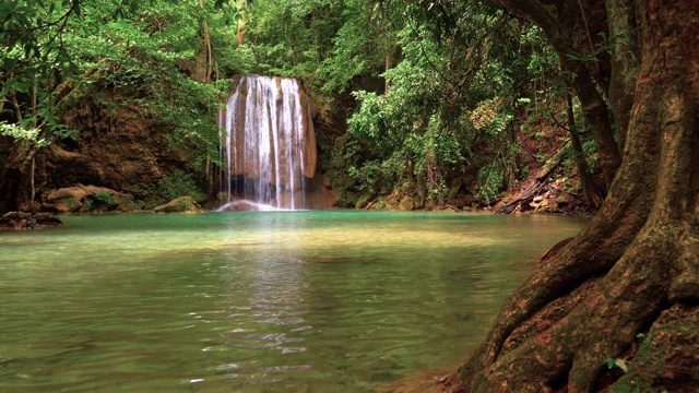 Erawan瀑布。北碧府自然区自然景观。它是位于泰国的旅游度假旅游背景，旅游景点。视频素材