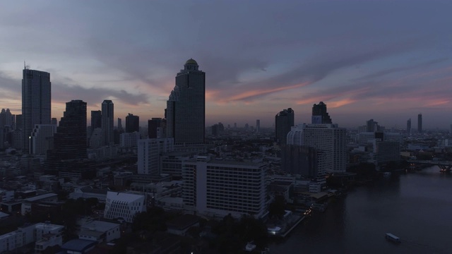 4K无人机拍摄的曼谷天际线，日落美景。奇妙的景观。商业城市，曼谷市中心，飞越曼谷，泰国。视频素材