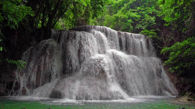 Huay Mae Khamin瀑布和树木。北碧府自然区自然景观。它是位于泰国的旅游度假旅游背景，旅游景点。视频素材