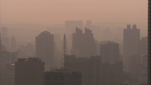 烟雾笼罩着新加坡市中心的摩天大楼。视频素材