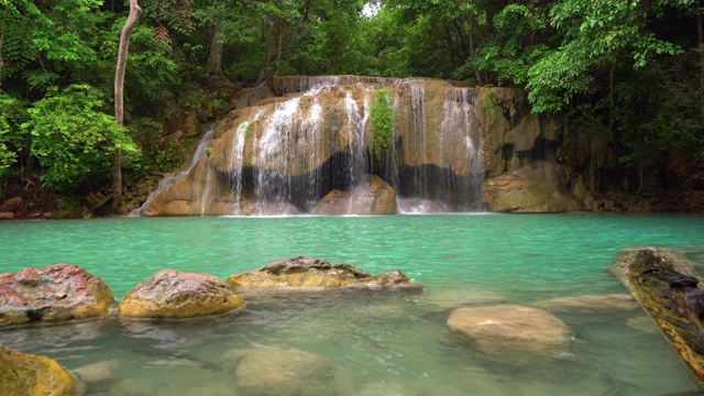 Erawan瀑布。北碧府自然区自然景观。它是位于泰国的旅游度假旅游背景，旅游景点。视频素材