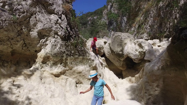 去峡谷的岩石下视频素材