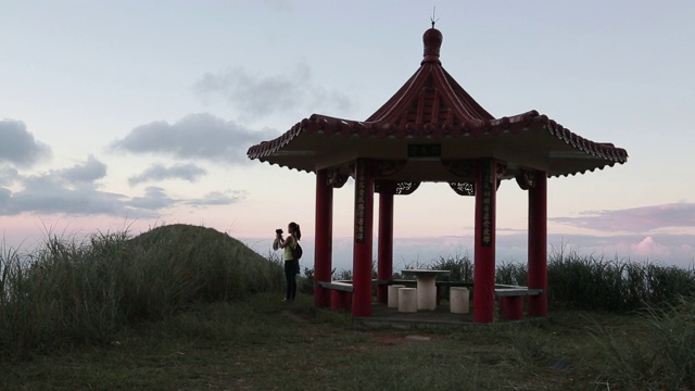 中国馆，亚洲女子在台湾茶壶山拍照视频素材