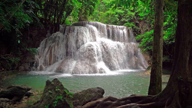 Huay Mae Khamin瀑布和树木。北碧府自然区自然景观。它是位于泰国的旅游度假旅游背景，旅游景点。视频素材