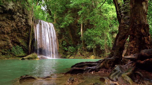 Erawan瀑布。北碧府自然区自然景观。它是位于泰国的旅游度假旅游背景，旅游景点。视频素材