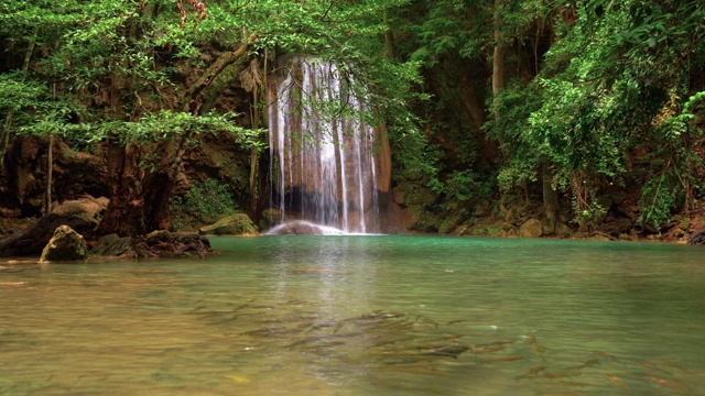 Erawan瀑布。北碧府自然区自然景观。它是位于泰国的旅游度假旅游背景，旅游景点。视频素材