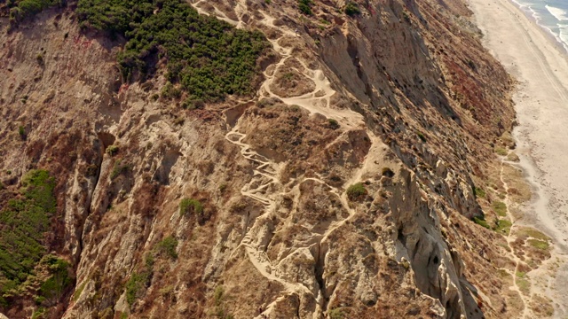 从空中飞过Torrey Pines悬崖上的陡峭小径，拉霍亚，加州圣地亚哥视频素材