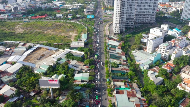 越南:十字路口交通高峰时间堵车-从上面看- Flycam。视频素材