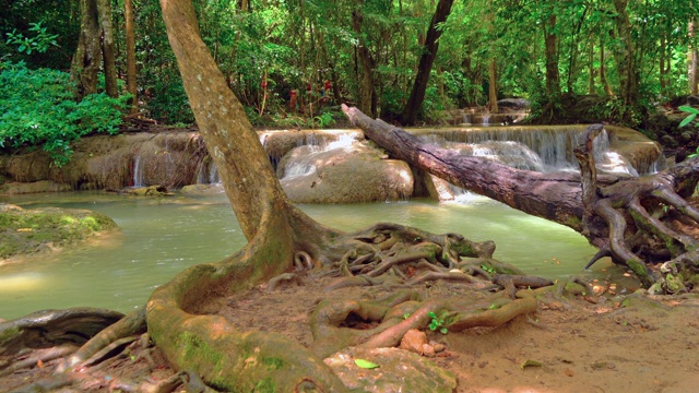 Erawan瀑布。北碧府自然区自然景观。它是位于泰国的旅游度假旅游背景，旅游景点。视频素材