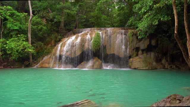 Erawan瀑布。北碧府自然区自然景观。它是位于泰国的旅游度假旅游背景，旅游景点。视频素材