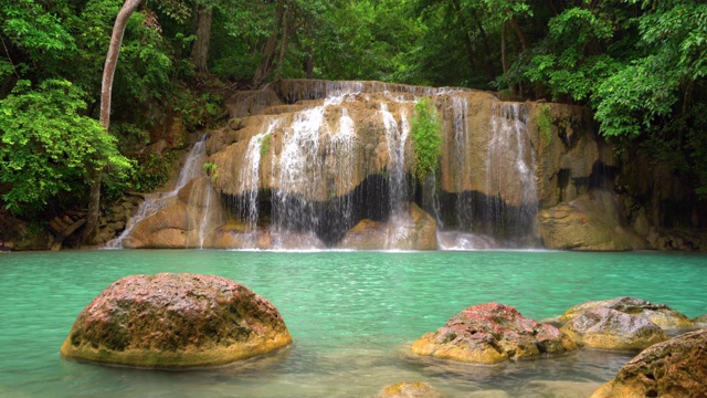 Erawan瀑布。北碧府自然区自然景观。它是位于泰国的旅游度假旅游背景，旅游景点。视频素材