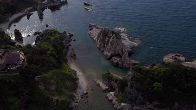 美丽的岩石倒映在海面上视频素材