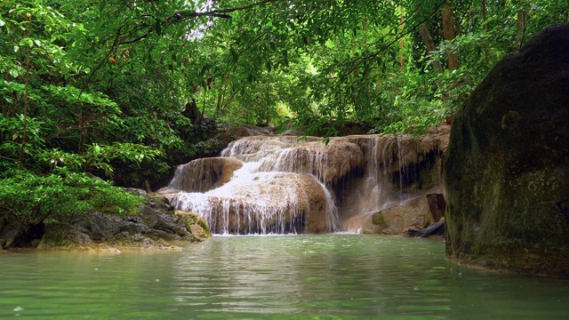 Erawan瀑布。北碧府自然区自然景观。它是位于泰国的旅游度假旅游背景，旅游景点。视频素材