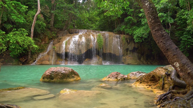 Erawan瀑布。北碧府自然区自然景观。它是位于泰国的旅游度假旅游背景，旅游景点。视频素材