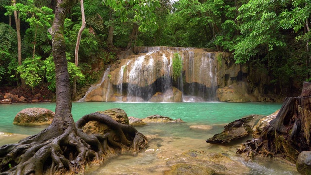 Erawan瀑布。北碧府自然区自然景观。它是位于泰国的旅游度假旅游背景，旅游景点。视频素材