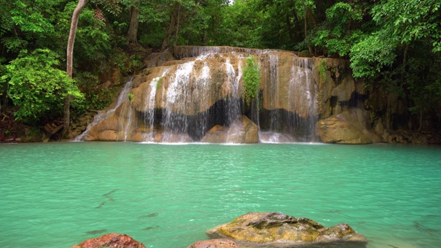 Erawan瀑布。北碧府自然区自然景观。它是位于泰国的旅游度假旅游背景，旅游景点。视频素材