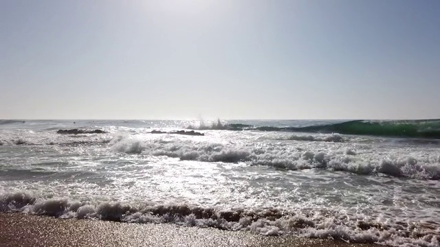 海浪拍打着海滩视频素材