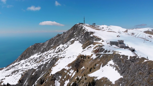 无人机拍摄的瑞士阿尔卑斯雪峰。瑞士。Rochers-de-Naye山峰视频素材