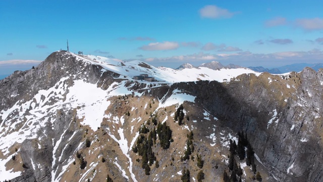 无人机拍摄的瑞士阿尔卑斯雪峰。瑞士。Rochers-de-Naye山峰视频素材