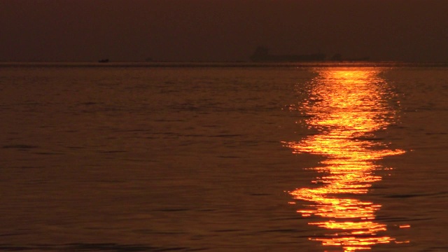 在台湾淡水市的夕阳下，漂浮着一个4千块的浮标视频素材