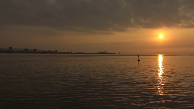 在台湾淡水市的夕阳下，漂浮着一个4千块的浮标视频素材