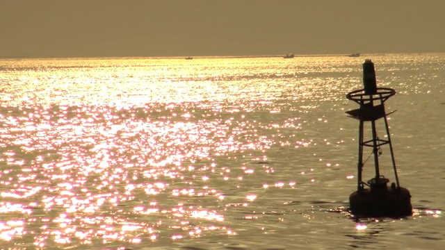 在台湾淡水市的夕阳下，漂浮着一个4千块的浮标视频素材