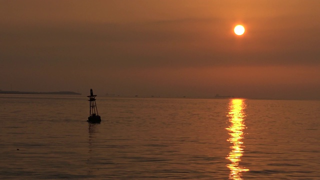 在台湾淡水市的夕阳下，漂浮着一个4千块的浮标视频素材