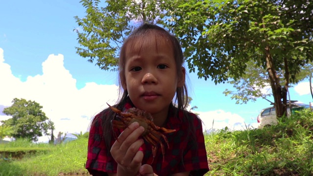 孩子们赤脚在溪水中玩耍，玩泥巴和沙子。视频素材