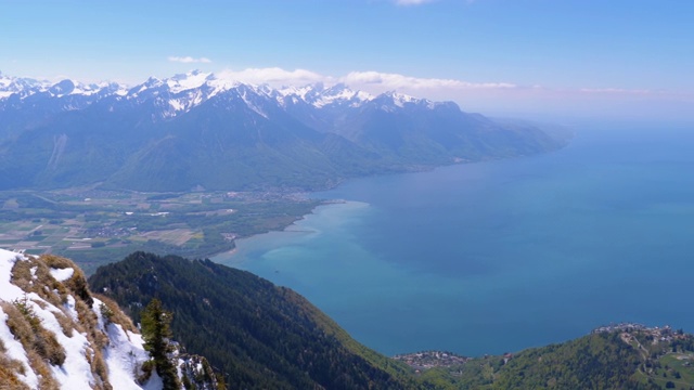 从日内瓦湖上的罗彻斯德内耶山顶的全景，蒙特勒，瑞士视频素材