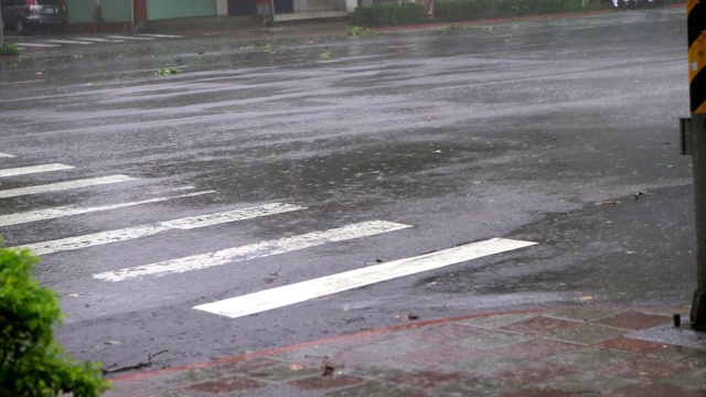 超级台风鲇鱼在台北市街头刮起4k大风和暴雨视频素材