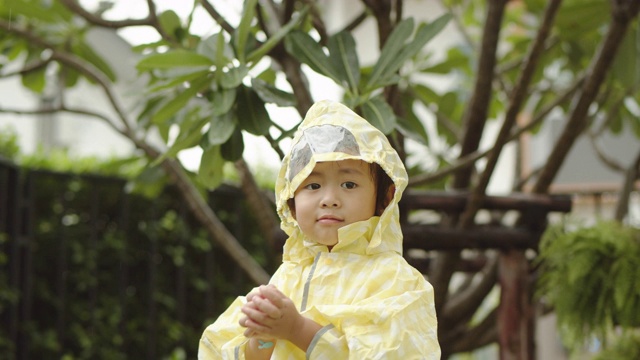 下雨天是有趣的一天视频素材