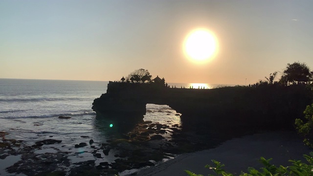 美丽的日落附近的塔纳Lot寺庙在巴厘岛，印度尼西亚视频素材