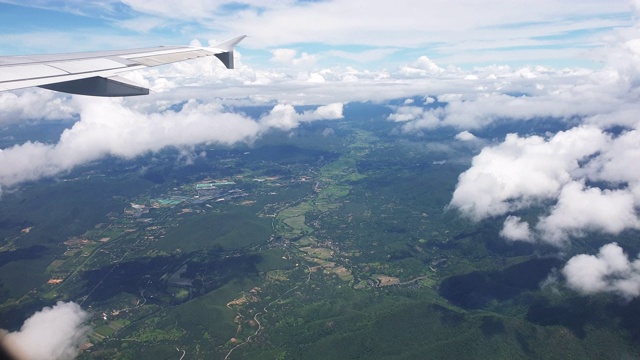 飞机飞越泰国北部山区森林飞往清迈视频素材