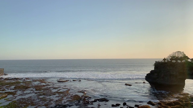 美丽的日落附近的塔纳Lot寺庙在巴厘岛，印度尼西亚视频素材