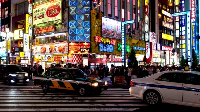 时光流逝:日本东京新宿歌舞伎町挤满了行人和游客。视频素材