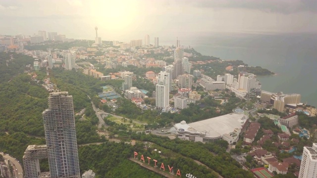 从空中俯瞰芭堤雅是一个以海上运动和夜生活娱乐而闻名的城市。视频素材