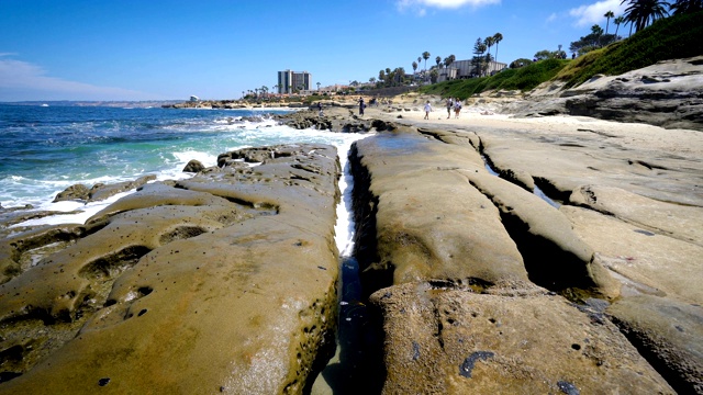 海浪冲击海滩视频素材