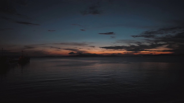 在黎明用船只和平静的海面稳定拍摄海景。4 k视频素材