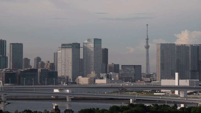 延时:空中东京彩虹桥与东京天空树和天际线日本视频素材