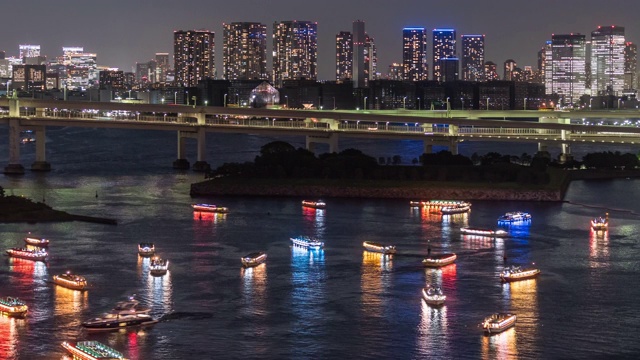 延时:台场的观光游船，背景是东京彩虹桥视频素材