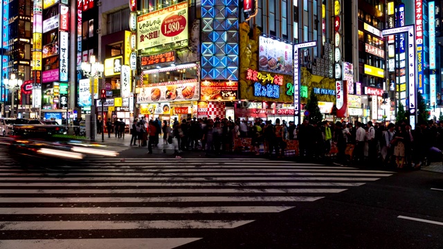 时光流逝:日本东京新宿歌舞伎町挤满了行人和游客。视频素材