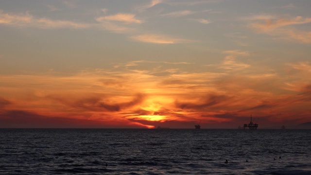 海面上明亮的橙色夕阳视频素材