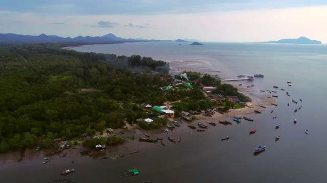 鸟瞰图拍摄美丽的风景和安达曼海日落，热带海滩海在泰国南部，亚洲视频素材